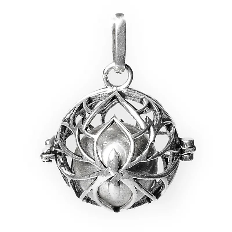Pendentif de grossesse (Bolas) ou pour huile essentielle en forme de 'Lotus' avec clochette tintante à l'intérieur ! 2,5 centimètres de diamètre. Fait en laiton argenté !