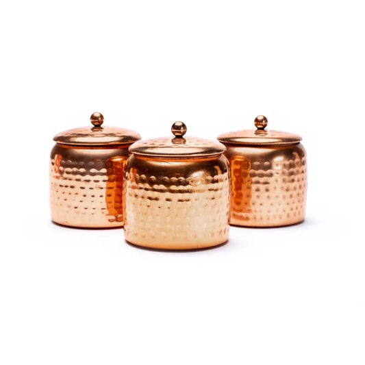 Set de 3 bougies 'Veda' à la cire de noix de coco dans un pot en cuivre de 6x6 cm - 20H de combustion. Une bougie pour chaque dosha: Vata - Parfums : tubéreuse et jasmin Pitta - Aqua oud Kapha - Sauge & Menthe !