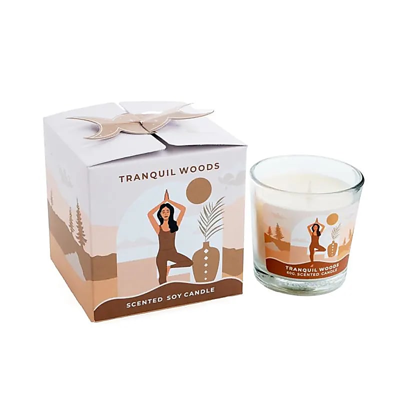 Bougie de chez 'Moonshine Yoga', en cire de soja.  Parfumée avec des huiles essentielles naturelles. Mèche en coton pur. Dimensions : 5.5x6 cm - 60gr. +/- 12H de combustion.