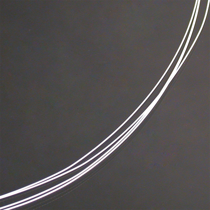 Tour de cou rigide de 5 rangs de 1 mm de diamètre. 35 centimètres de longueur environ ! En gris, blanc ou noir !