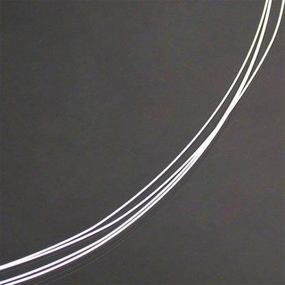 Tour de cou rigide de 5 rangs de 1 mm de diamètre. 35 centimètres de longueur environ ! En gris, blanc ou noir !