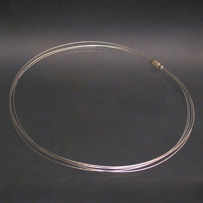 Tour de cou rigide de 5 rangs de 1 mm de diamètre. 35 centimètres de longueur environ ! En gris, blanc ou noir !