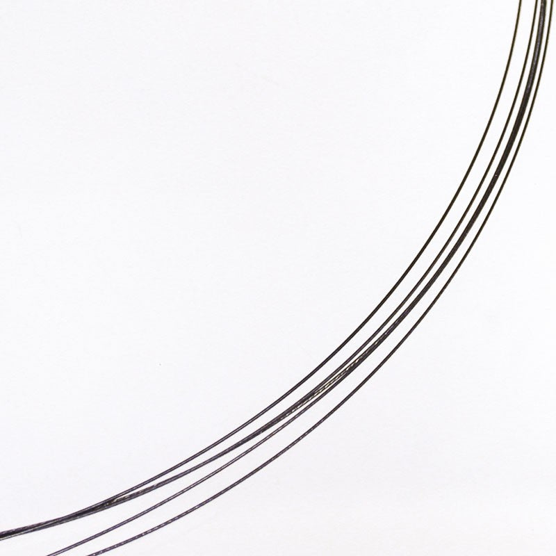 Tour de cou rigide de 5 rangs de 1 mm de diamètre. 35 centimètres de longueur environ ! En gris, blanc ou noir !