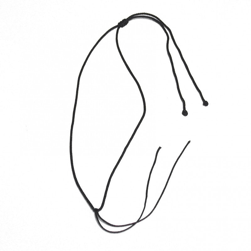 Cordon en lacet avec noeud coullissant, de 1,5 millimètre de diamètre. 45 à 65 centimètres, couleurs noire. Bonne qualité, parfait pour assortir vos pendentifs préférés !