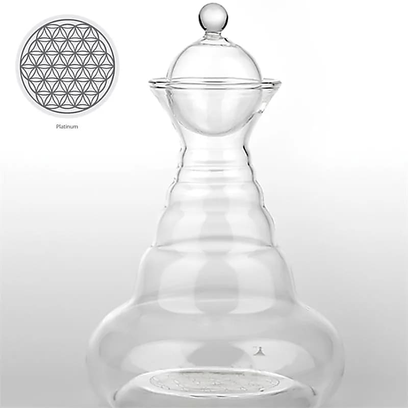 Carafe 'Alladin' de chez 'Nature's design' de 1300 millitres, avec le symbole de la fleur de vie gravé ! 5 finitions : basic, blanche, multicolore, Or ou Platine ! Verre sans plomb et soufflé à la bouche !