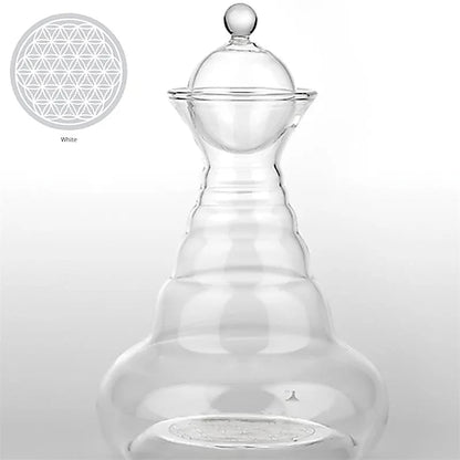 Carafe 'Alladin' de chez 'Nature's design' de 1300 millitres, avec le symbole de la fleur de vie gravé ! 5 finitions : basic, blanche, multicolore, Or ou Platine ! Verre sans plomb et soufflé à la bouche !