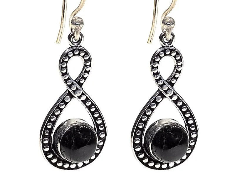 Boucles d'oreilles en tourmaline noire, qualité A à AA. Vendu en finition Argent, laiton ton Argent, parfait !