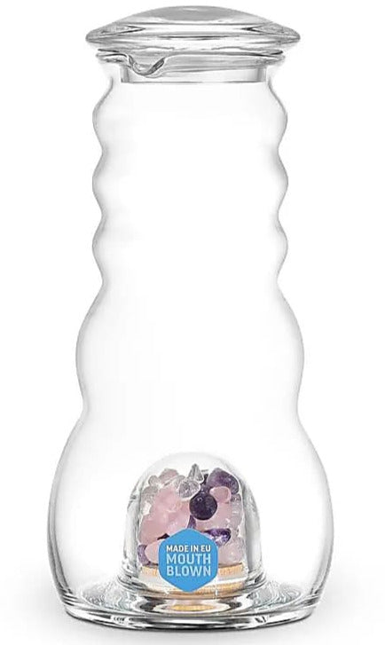 Carafe avec couvercle, modèle 'Cadus' de chez Nature's design. Contenance de 1 litre. Verre sans plomb, conçu suivant le nombre d'or, avec un renflement dans son fond où vous pourrez placer les pierres précieuses !