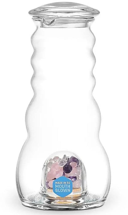Carafe avec couvercle, modèle 'Cadus' de chez Nature's design. Contenance de 1 litre. Verre sans plomb, conçu suivant le nombre d'or, avec un renflement dans son fond où vous pourrez placer les pierres précieuses !