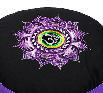 Coussin de Méditation ou de Yoga avec le motif du Om et du lotus, 33 centimètres de diamètre x 13 centimètres de hauteur. 2300 grammes. De chez Yogi & Yogini, fait en Inde !