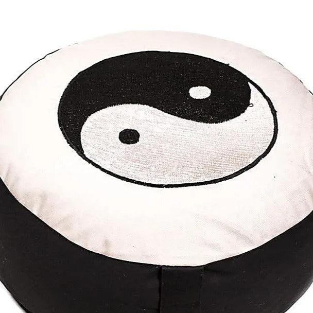 Coussin de Méditation ou de Yoga avec motif du Ying-yang. Taille 33 centimètres de diamètre x 13 centimètres de hauteur. 2300 grammes. De chez Yogi & Yogini, fait en Inde !