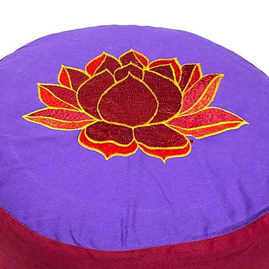 Coussin de Méditation ou de Yoga avec le motif du Lotus. Taille 33 centimètres de diamètre x 13 centimètres de hauteur. 2300 grammes. De chez Yogi & Yogini, fait en Inde !