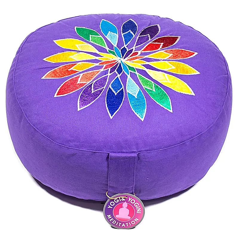 Coussin de Méditation ou de Yoga avec le motif d'une fleur aux couleurs des chakras. taille 33 centimètres de diamètre x 13 centimètres de hauteur. 2300 grammes. De chez Yogi & Yogini, fait en Inde !