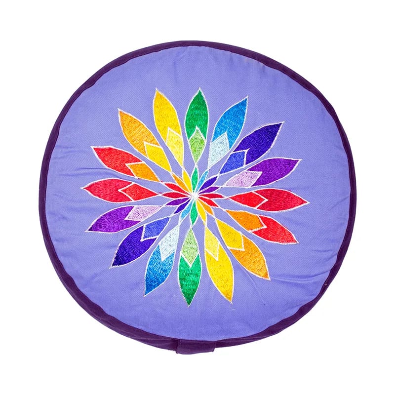 Coussin de Méditation ou de Yoga avec le motif d'une fleur aux couleurs des chakras. taille 33 centimètres de diamètre x 13 centimètres de hauteur. 2300 grammes. De chez Yogi & Yogini, fait en Inde !