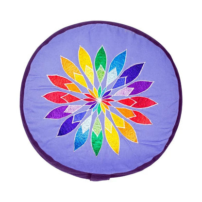 Coussin de Méditation ou de Yoga avec le motif d'une fleur aux couleurs des chakras. taille 33 centimètres de diamètre x 13 centimètres de hauteur. 2300 grammes. De chez Yogi & Yogini, fait en Inde !