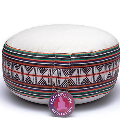 Coussin de Méditation ou de Yoga avec jolis motifs, 33 centimètres de diamètre x 13 centimètres de hauteur. 2300 grammes. De chez Yogi & Yogini, fait en Inde !