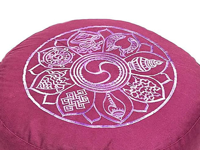 Coussin de Méditation ou de Yoga avec les motifs des symboles Auspicieux Bouddhiste. Taille 33 centimètres de diamètre x 13 centimètres de hauteur. 2300 grammes. De chez Yogi & Yogini, fait en Inde !
