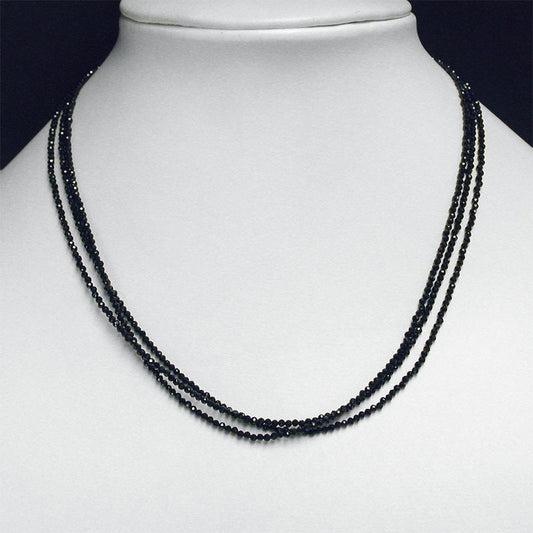 Spinelle, collier 3 rangs en perles facettées de 2/3 millimètres. Vendu en longueur de 46 centimètres. Finition en Argent 0.925 ou plaqué Or. Qualité AA à AAA !