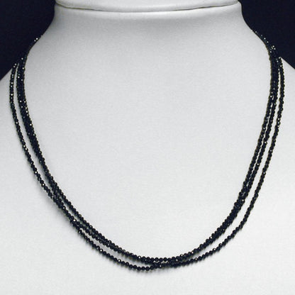 Spinelle, collier 3 rangs en perles facettées de 2/3 millimètres. Vendu en longueur de 46 centimètres. Finition en Argent 0.925 ou plaqué Or. Qualité AA à AAA !