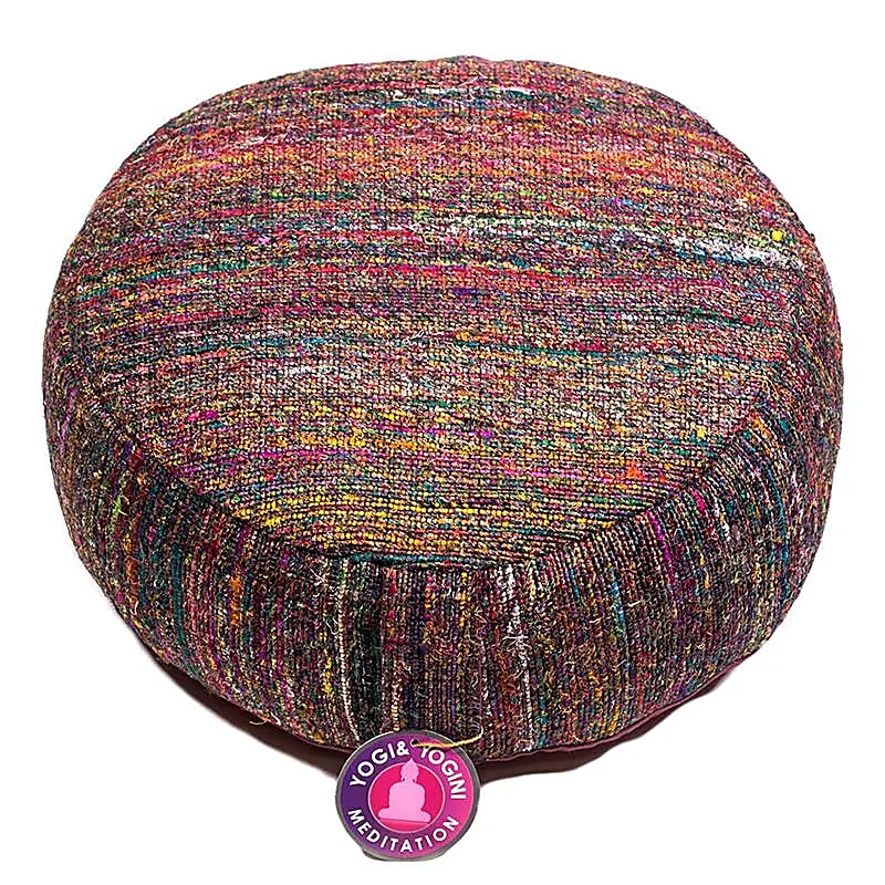Coussin de Méditation ou de Yoga en soie grège. Taille 33 centimètres de diamètre x 13 centimètres de hauteur. 2300 grammes. De chez Yogi & Yogini, fait en Inde !