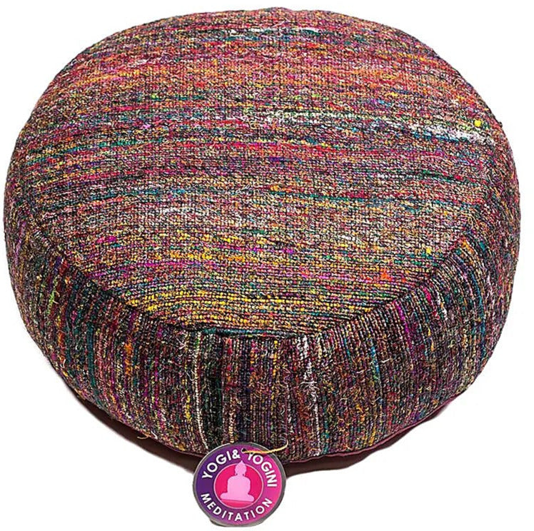 Coussin de Méditation ou de Yoga en soie grège. Taille 33 centimètres de diamètre x 13 centimètres de hauteur. 2300 grammes. De chez Yogi & Yogini, fait en Inde !