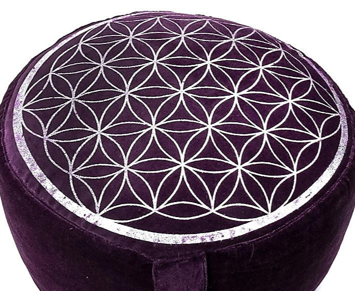Coussin de Méditation ou de Yoga avec motif de la fleur de vie. Taille 33 centimètres de diamètre x 17 centimètres de hauteur. 2300 grammes. De chez Yogi & Yogini, fait en Inde !