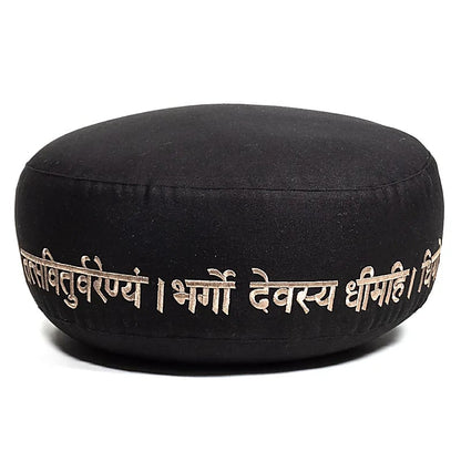 Coussin de Méditation ou de Yoga avec le motif de la prière : Om et mantra Gayatri. Taille de 33 centimètres de diamètre x 17 centimètres de hauteur. 2300 grammes. De chez Yogi & Yogini, fait en Inde !