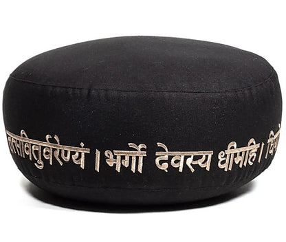 Coussin de Méditation ou de Yoga avec le motif de la prière : Om et mantra Gayatri. Taille de 33 centimètres de diamètre x 17 centimètres de hauteur. 2300 grammes. De chez Yogi & Yogini, fait en Inde !