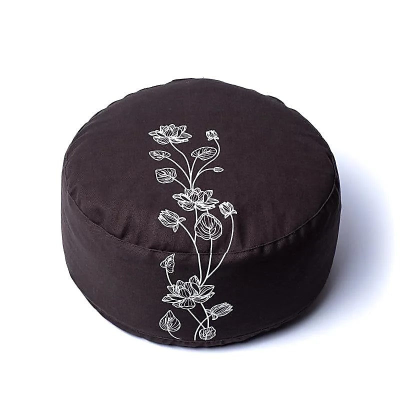 Coussin de Méditation/ Yoga avec les motifs du Lotus, 33 centimètres de diamètre x 17 centimètres de hauteur. 2300 grammes. De chez Yogi & Yogini, fait en Inde !