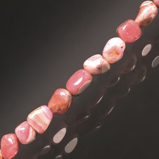 Rhodochrosite, bracelet de 17 à 21cm, collier de 42cm et sautoir de 60cm. Perles de type 'Graine' de formes naturelles montées sur fil de haute résistance !