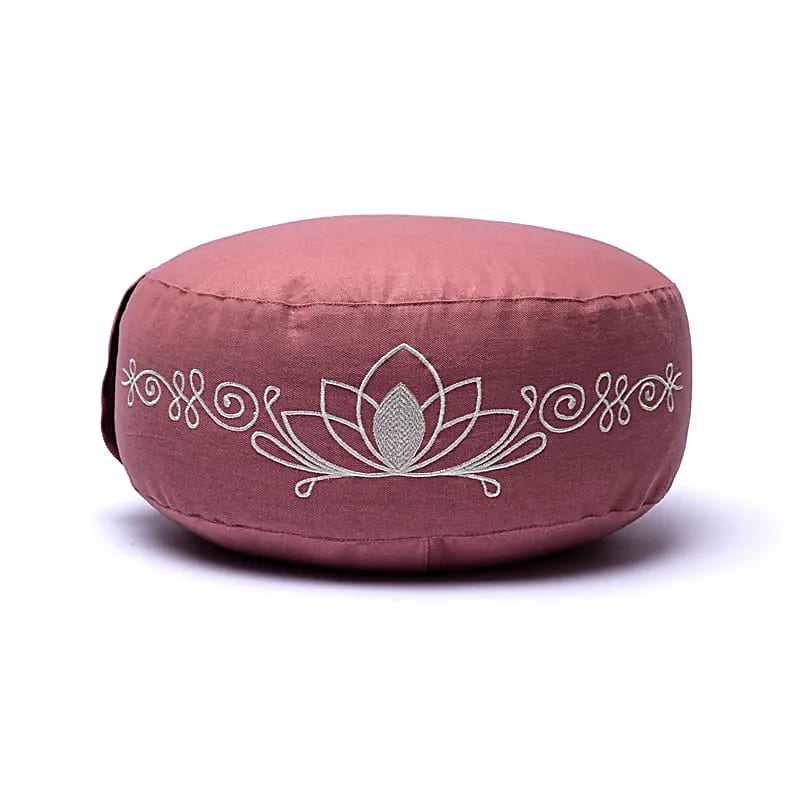 Coussin de Méditation ou de Yoga avec le motif du Lotus : Om et mantra Gayatri. Taille de 33 centimètres de diamètre x 17 centimètres de hauteur. 2300 grammes. De chez Yogi & Yogini, fait en Inde !