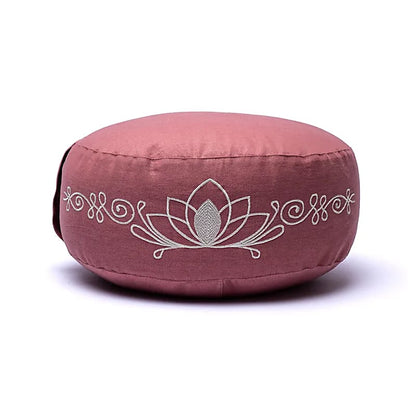 Coussin de Méditation ou de Yoga avec le motif du Lotus : Om et mantra Gayatri. Taille de 33 centimètres de diamètre x 17 centimètres de hauteur. 2300 grammes. De chez Yogi & Yogini, fait en Inde !