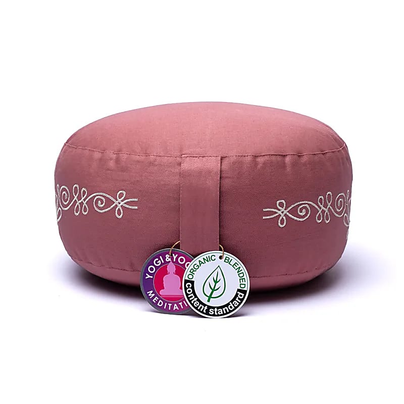 Coussin de Méditation ou de Yoga avec le motif du Lotus : Om et mantra Gayatri. Taille de 33 centimètres de diamètre x 17 centimètres de hauteur. 2300 grammes. De chez Yogi & Yogini, fait en Inde !