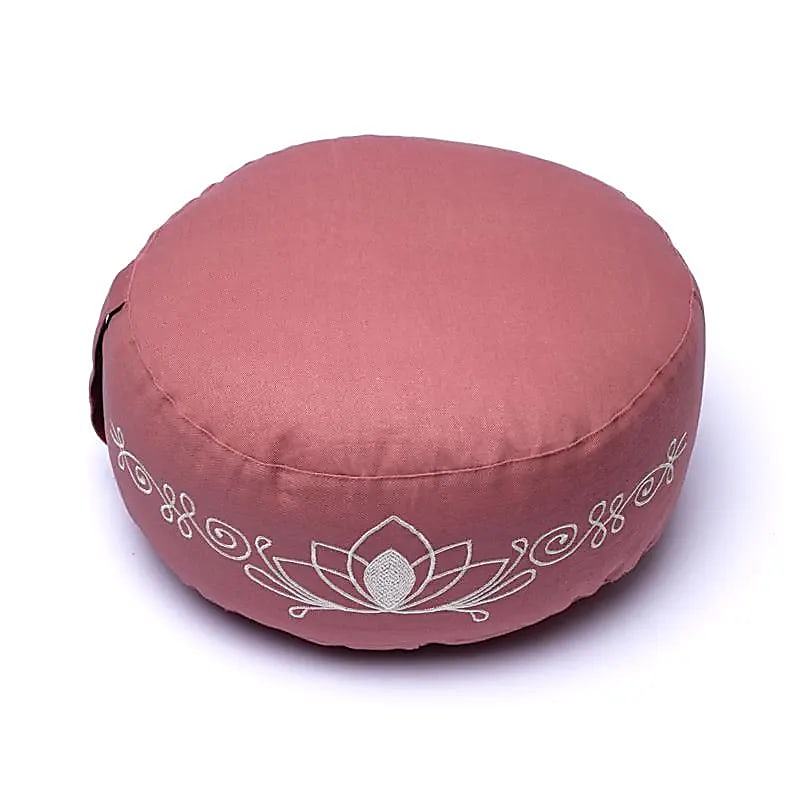 Coussin de Méditation ou de Yoga avec le motif du Lotus : Om et mantra Gayatri. Taille de 33 centimètres de diamètre x 17 centimètres de hauteur. 2300 grammes. De chez Yogi & Yogini, fait en Inde !