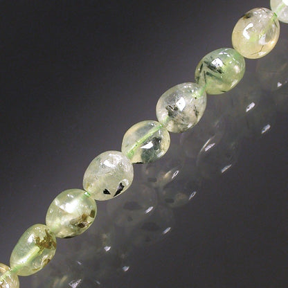 Préhnite, bracelet de 17 à 21cm, collier de 42cm et sautoir de 60cm. Perles de type 'Graine' de formes naturelles montées sur fil de haute résistance !