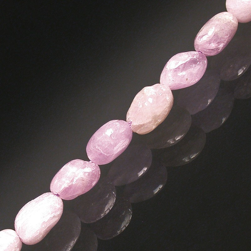 Kunzite, bracelet de 17 à 21cm, collier de 42cm et sautoir de 60cm. Perles de type 'Graine' de formes naturelles montées sur fil de haute résistance !