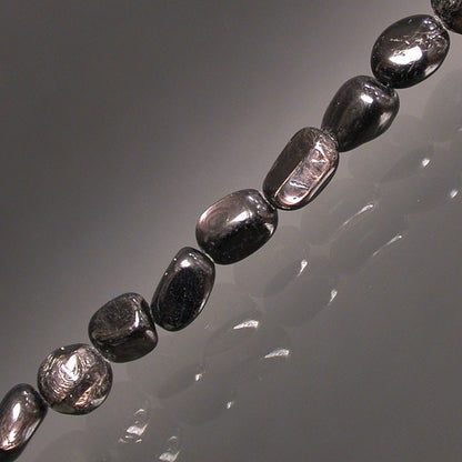 Hypersthène, bracelet de 17 à 21cm, collier de 42cm et sautoir de 60cm. Perles de type 'Graine' de formes naturelles montées sur fil de haute résistance !