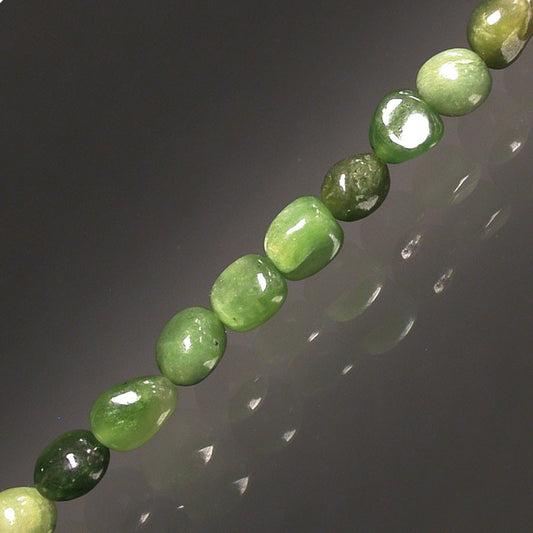 Jade de Chine, bracelet de 17 à 21cm, collier de 42cm et sautoir de 60cm. Perles de type 'Graine' de formes naturelles montées sur fil de haute résistance !