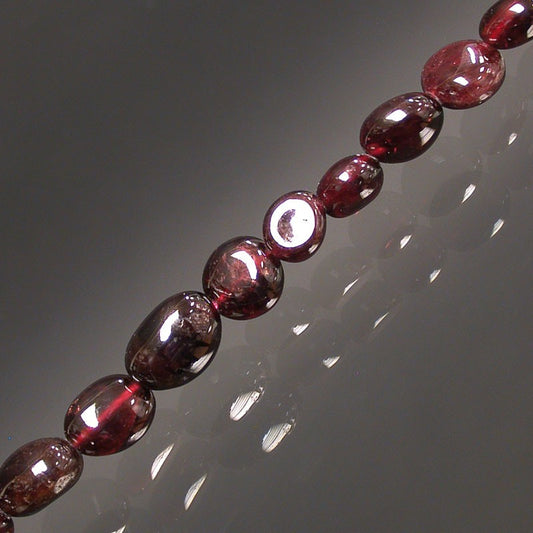 Grenat, bracelet de 17 à 21cm, collier de 42cm et sautoir de 60cm. Perles de type 'Graine' de formes naturelles montées sur fil de haute résistance !