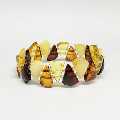 Amber, a bracelet of beads in the shape of 'triangular plates', approximately 13 millimeters in size and 18 centimeters long. High-strength elastic thread, superb beads, lightweight and incredibly soft!