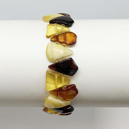 Amber, a bracelet of beads in the shape of 'triangular plates', approximately 13 millimeters in size and 18 centimeters long. High-strength elastic thread, superb beads, lightweight and incredibly soft!