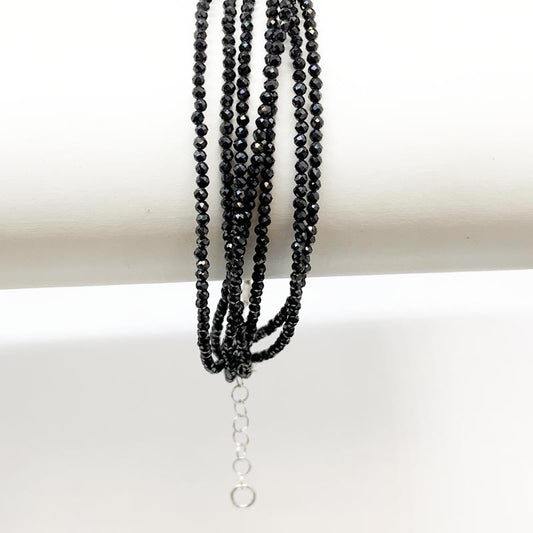 Spinelle noir d'Inde ! bracelet multi-rangs (7), finition en Argent et perles facettées de 2/3 millimètres. Longueur 21,5 centimètres. Qualité AA à AAA !