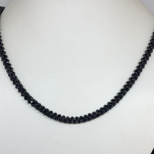 Spinelle, collier en perles facettées et tressées de 3 millimètres. Vendu en longueur de 72 centimètres. Finition en Argent 0.925. Qualité AA à AAA !