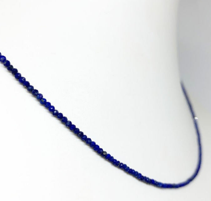 Lapis Lazuli, bracelet de 17 à 21 cm ou en collier de 42 cm. Perle de type 'facetté' de 2/3 millimètres, montées sur fil élastique ou fil d'acier de haute résistance !
