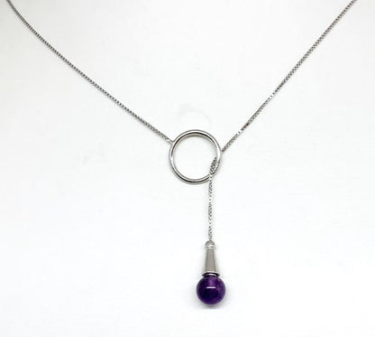 Delicate 0.925 silver chain, adorned with a ring-shaped pendant, specially designed to hold an 8 mm amethyst bead. This bead can be inserted into the ring, allowing it to be worn around the neck with elegance.