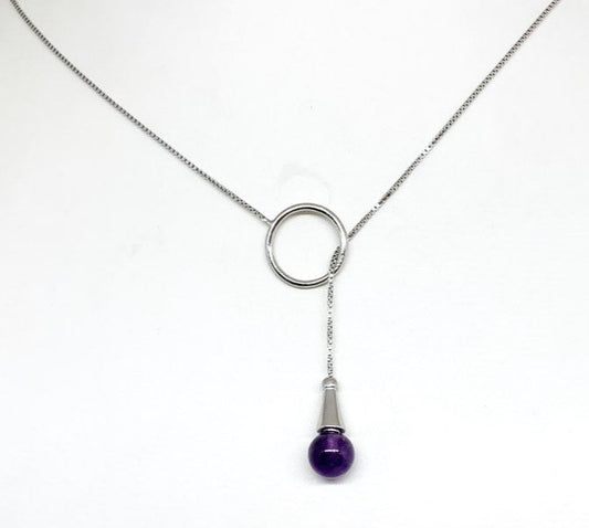 Delicate 0.925 silver chain, adorned with a ring-shaped pendant, specially designed to hold an 8 mm amethyst bead. This bead can be inserted into the ring, allowing it to be worn around the neck with elegance.
