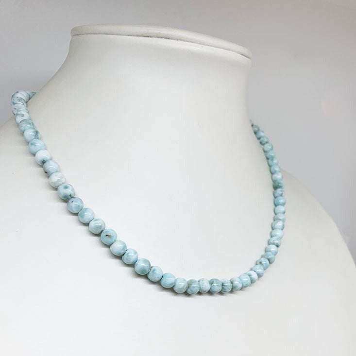 Larimar, superbe et élégant collier de perles en Larimar de 6 millimètres de diamètre - Longueur : 45 centimètres - Fermoir en argent 0.925 - qualité de perle AA à AAA !