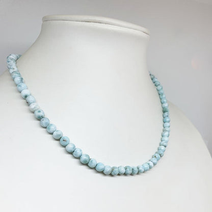 Larimar, superbe et élégant collier de perles en Larimar de 6 millimètres de diamètre - Longueur : 45 centimètres - Fermoir en argent 0.925 - qualité de perle AA à AAA !