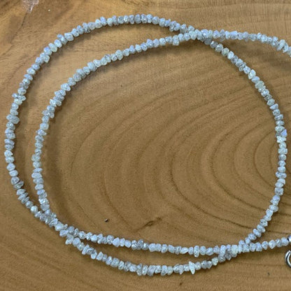 Diamant brut et naturel (champagne), perles facettées de 2/3 millimètres ! En bracelet de 17 à 19 cm ou en collier de 44 cm. Qualité AA à AAA !