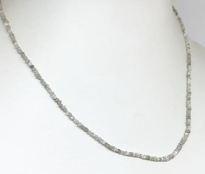 Diamant brut et naturel (diamant gris clair), perles facettées de 2/3 millimètres ! En bracelet de 17 à 19 cm ou en collier de 44 cm. Qualité AA à AAA !
